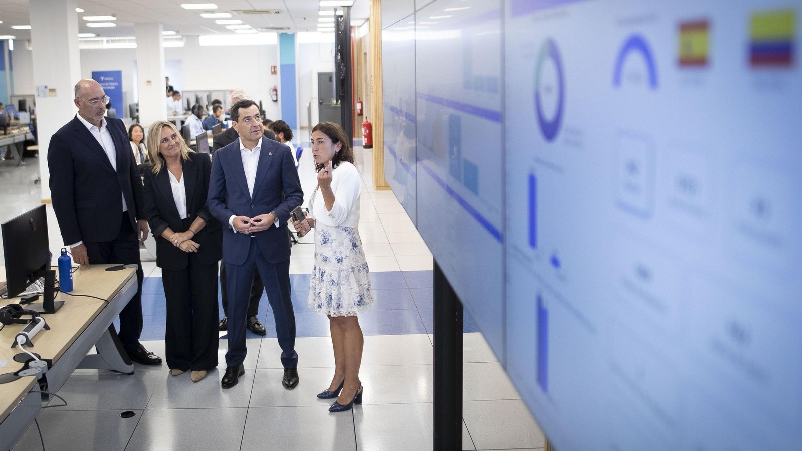 Almazor explica las métricas de una pantalla del Centro a Juanma Moreno, Marifrán Carazo y a Emilio Gayo, consejero delegado de Telefónica