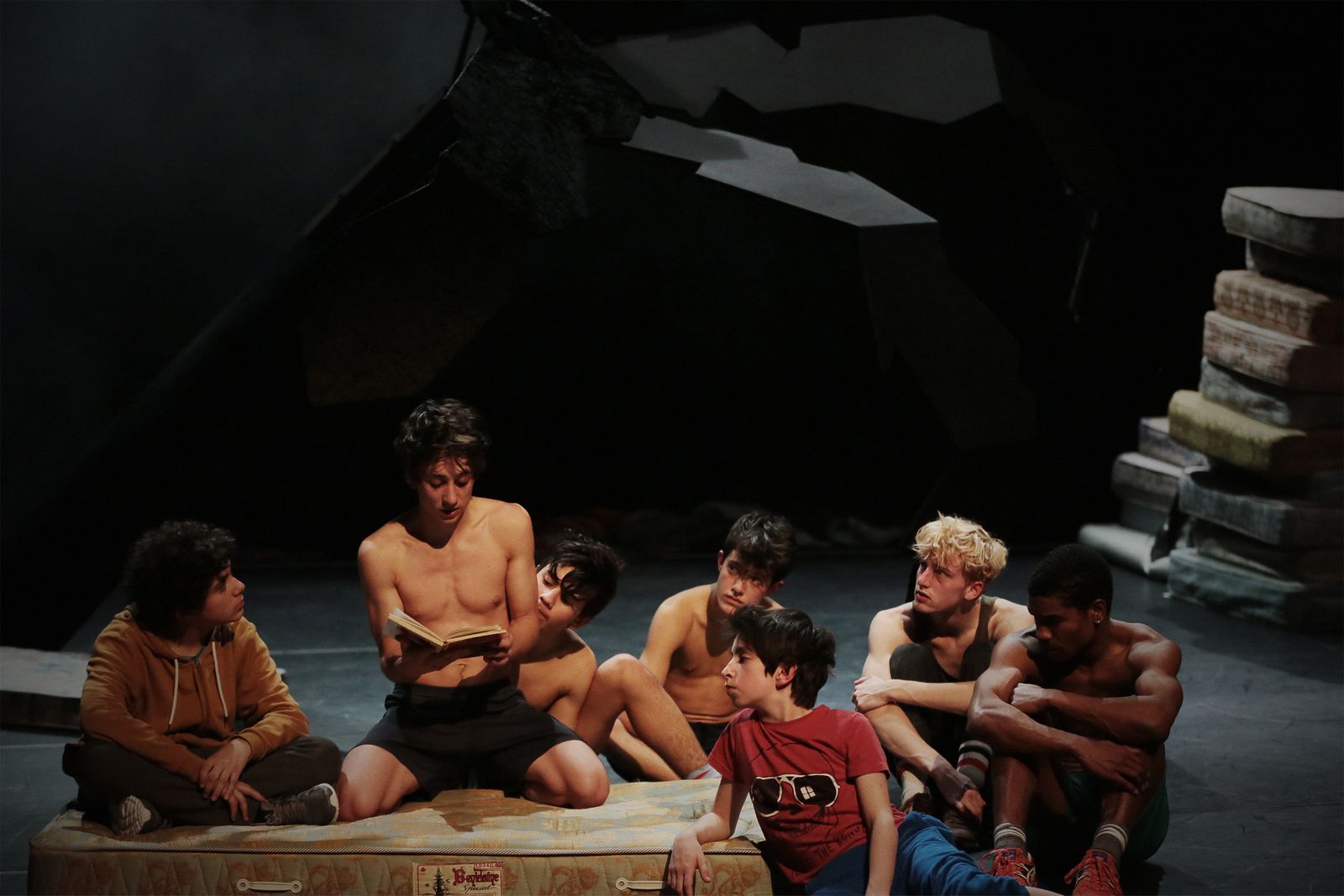 Una escena de la obra ‘Margem’, dirigida por Victor Hugo Pontes, que esta noche abre el FIT en el Falla.