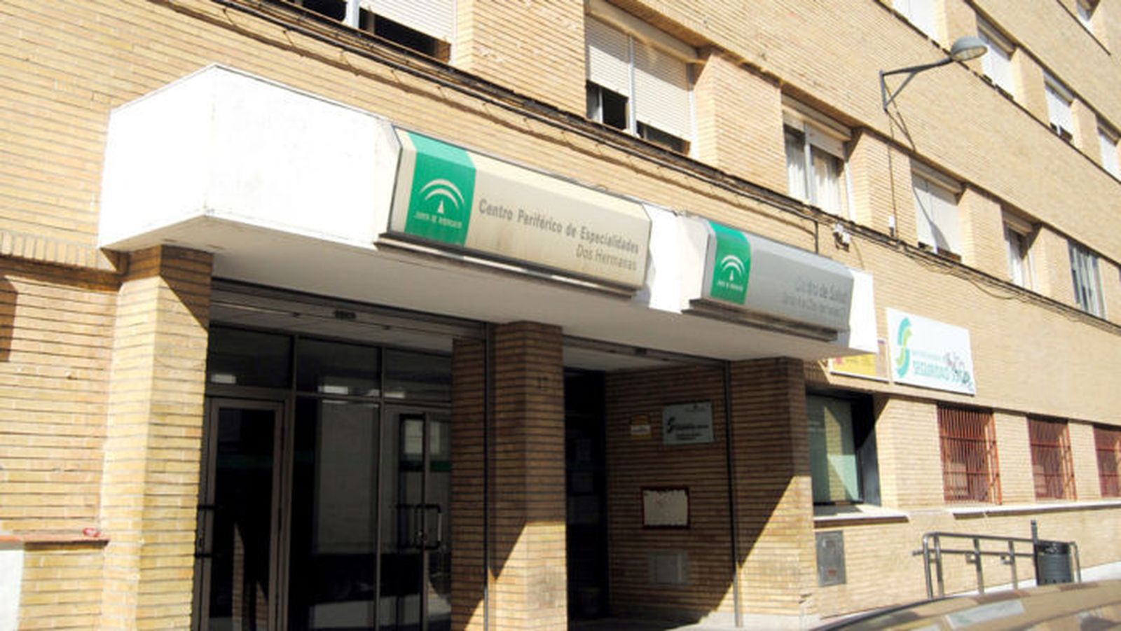 La fachada principal del centro de salud Santa Ana en Dos Hermanas.