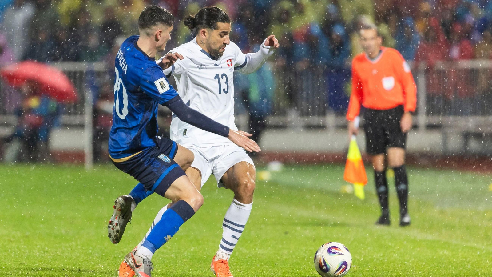Ricardo Rodríguez puga con el jugador de Kosovo Veldin Hodza.