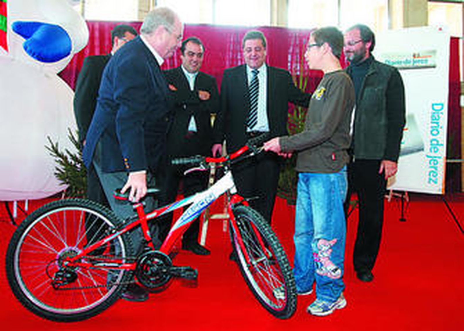 1. David Fernández, director de Diario de Jerez, descubre el dibujo ganador del concurso para elegir el cartel de los Reyes Magos 2009. 2. El ganador del certamen, el jerezano Sergio Gallego, recibe como premio una bicicleta, que le  entrega el presidente de la Asociación de Reyes Magos de Jerez, José Arcas. 3. Francisco José Sánchez recibe el segundo premio del concurso, entregado por Jaime Castro, director de Ifeca. 4. Celia Gamboa recoge de Antonio Plaza, de Cajasol, el premio como autora del tercer mejor dibujo.