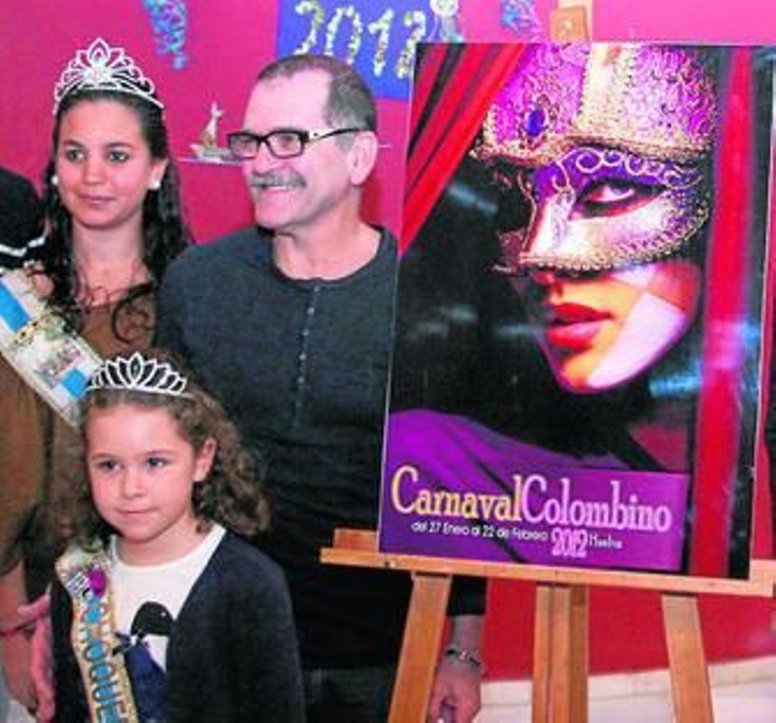 Antonio Hierro, junto a las choqueras de 2011, en la presentación del cartel del Carnaval Colombino 2012, y la foto del banco de imágenes Fotolia.