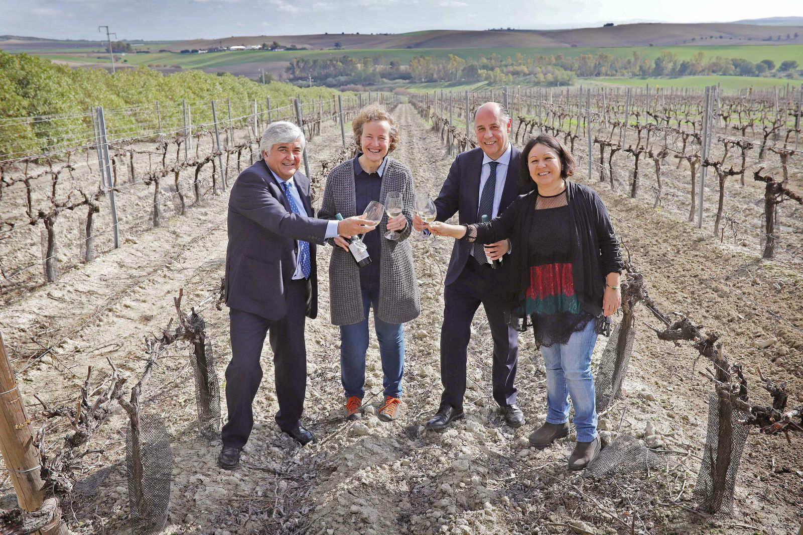 Manuel Barbadillo, Montse Molina, Víctor Vélez y Carmen Romero, con ‘Sábalo’ en las copas, en las viñas de Santa Lucía.