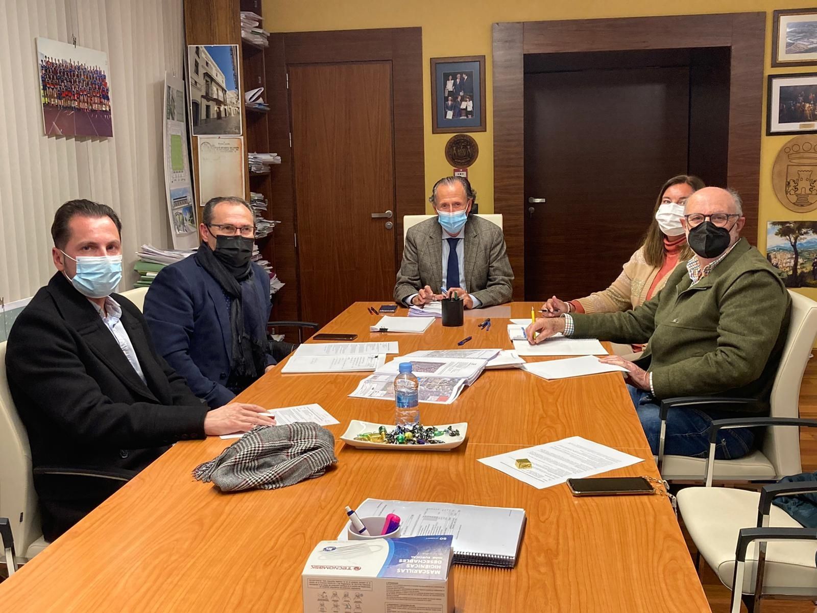 Un momento de la reciente reunión mantenida por los responsables municipales y de la entidad de conservación.