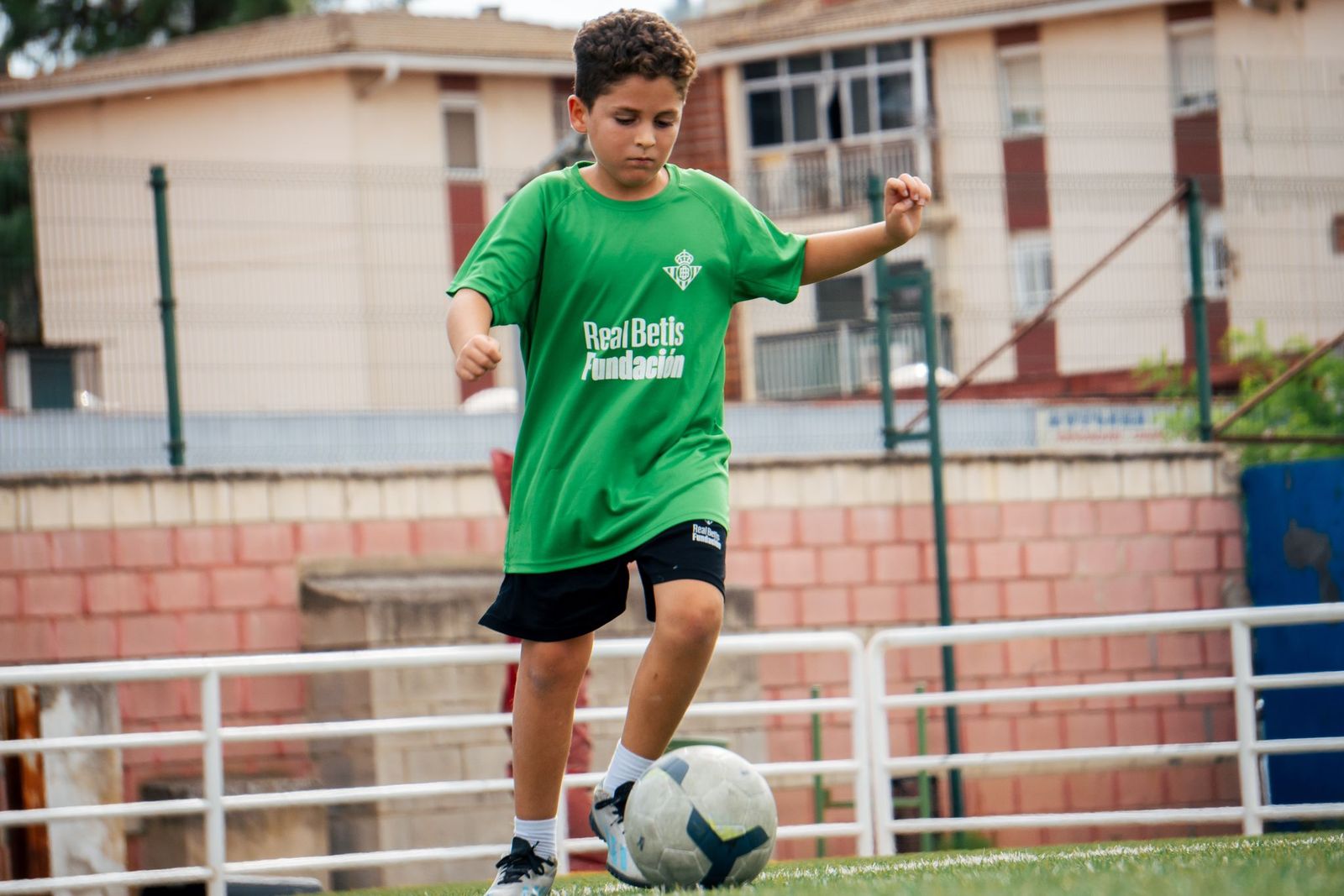 Un niño de la Escuela Monsalvete realiza un ejercicio durante uno de sus entrenamientos semanales.