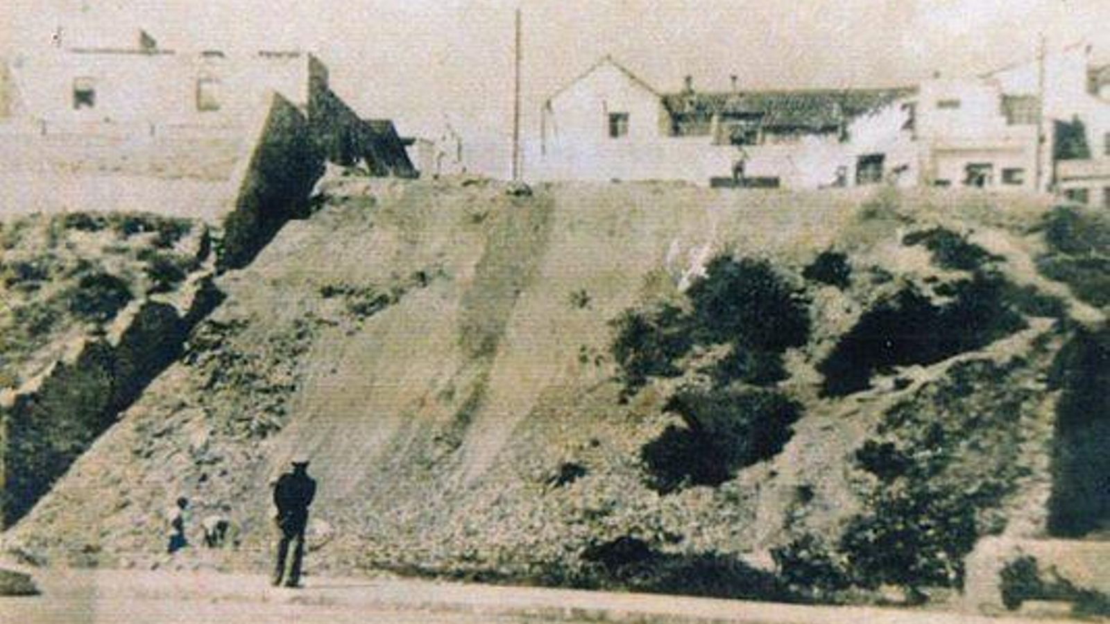 El barranco-vertedero donde se edificó la Escalinata. Al fondo es visible la espadaña de la Capilla de Europa.