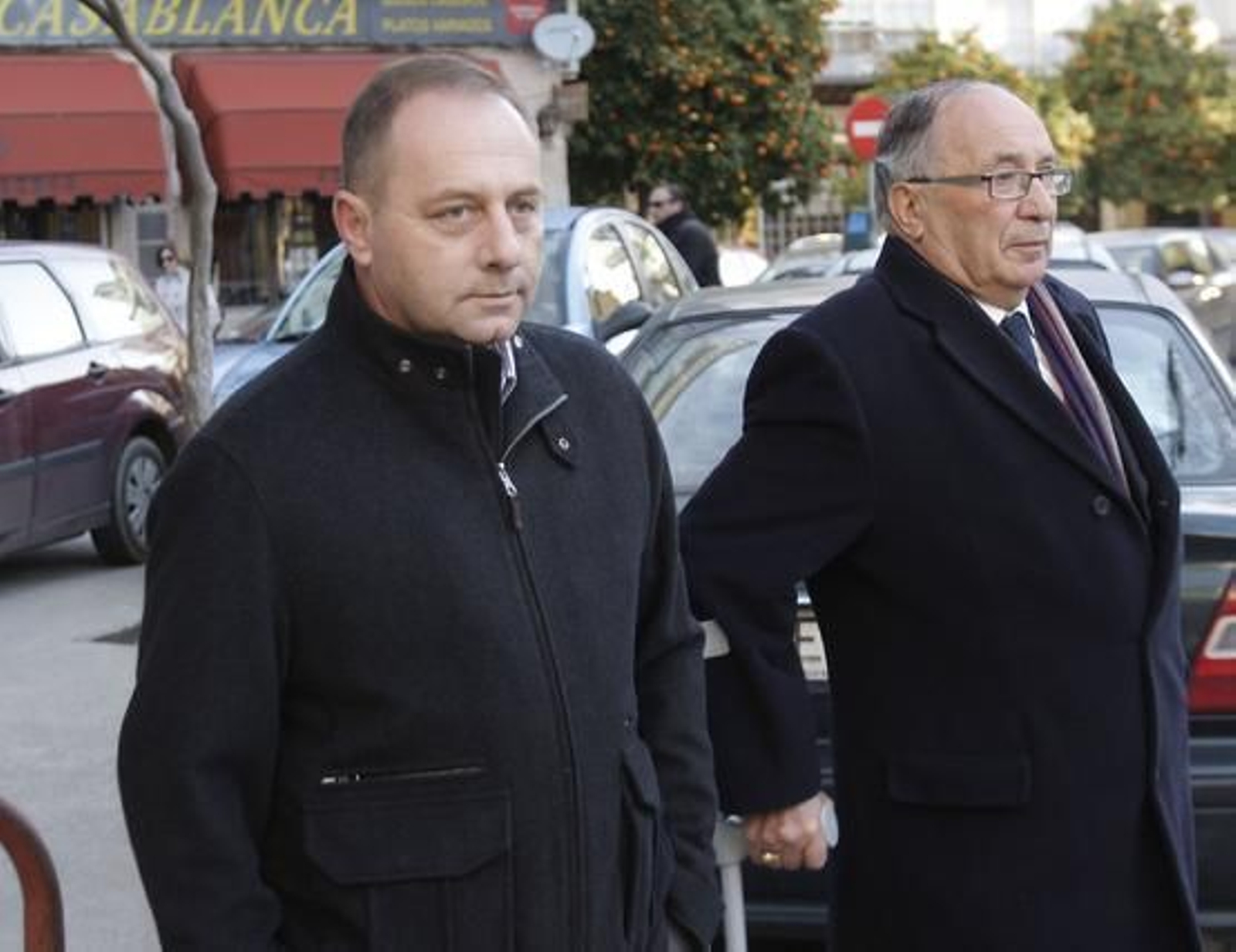 El padre y el abuelo de Marta del Castillo a su salida de los juzgados en la séptima sesión del juicio contra el Cuco.

Foto: José Ángel García