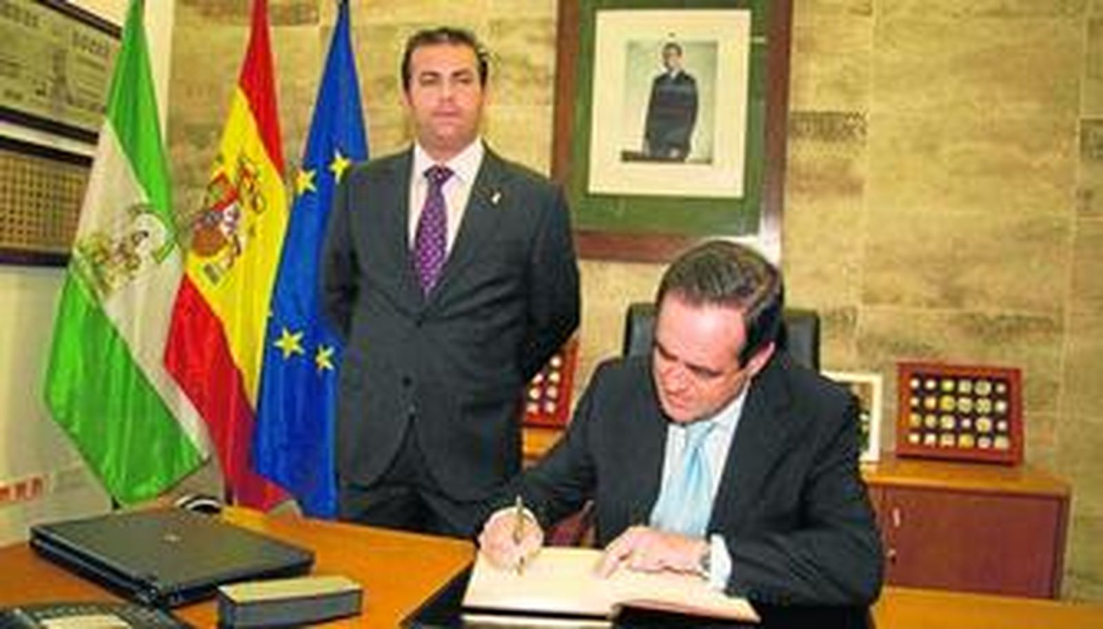 Francisco Guil, junto a Bono que recogió el premio en nombre del Congreso de los Diputados.