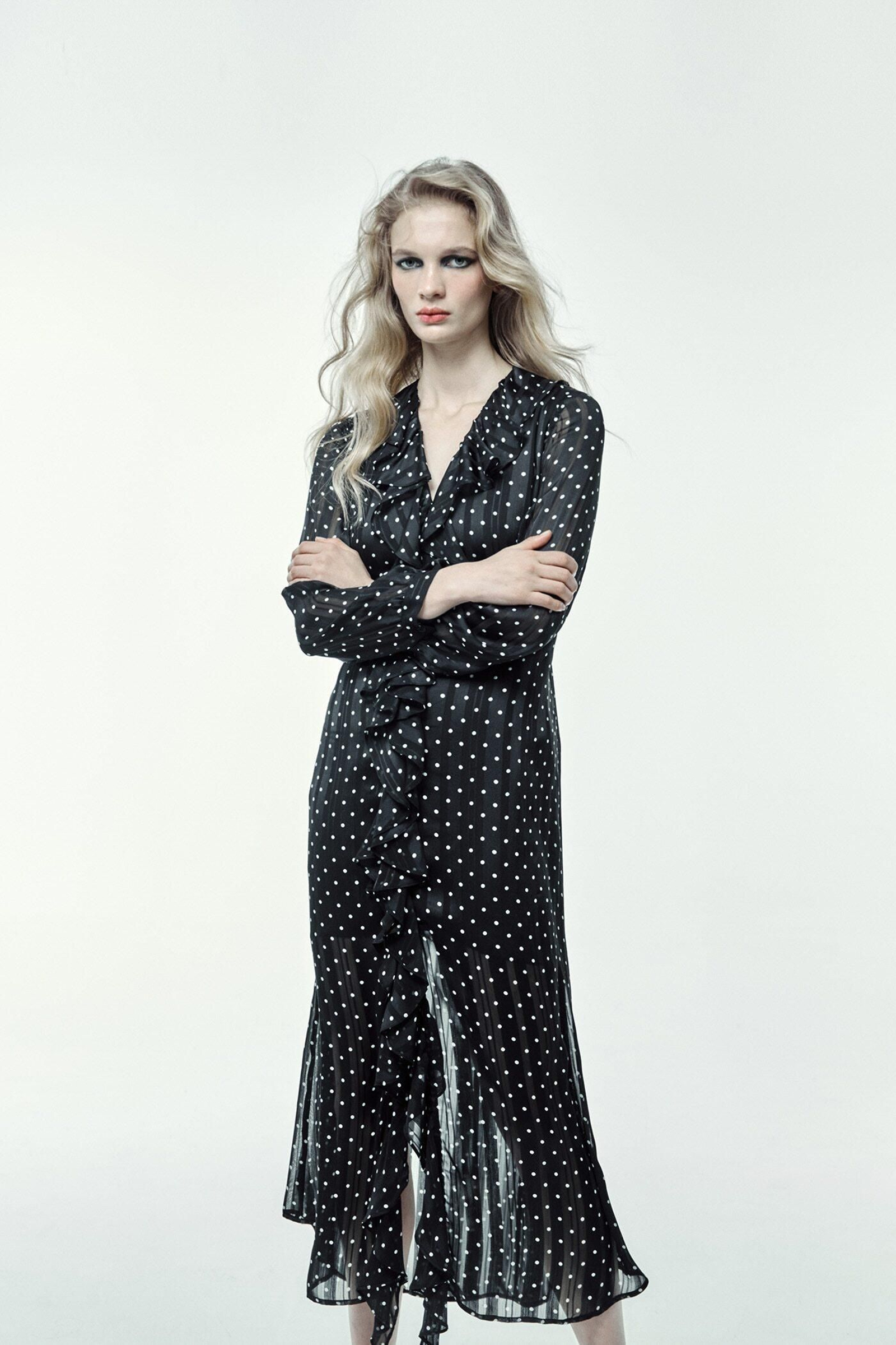 Vestido de lunares de Sfera.