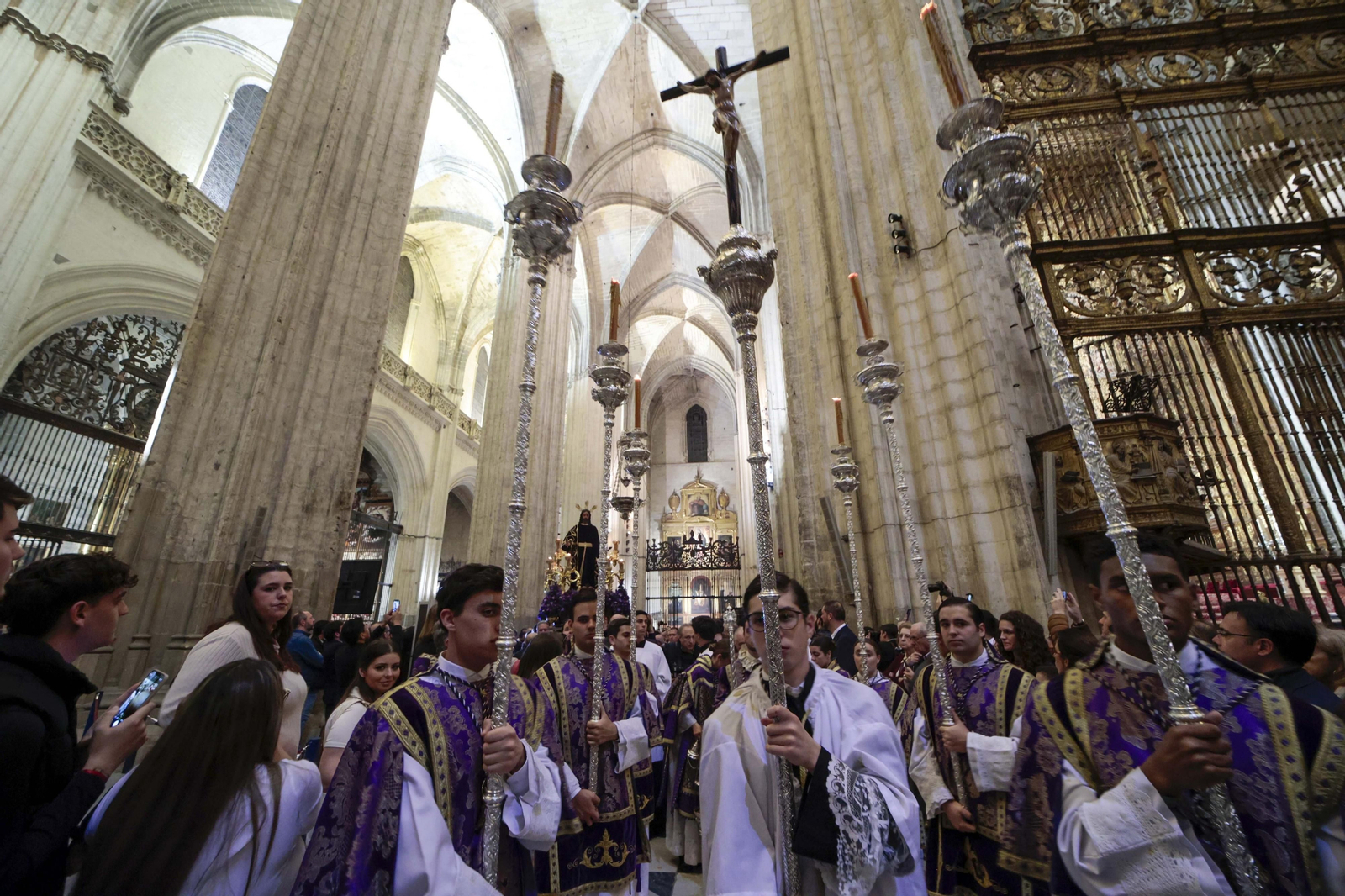 Las imágenes del viacrucis de las cofradías 2024