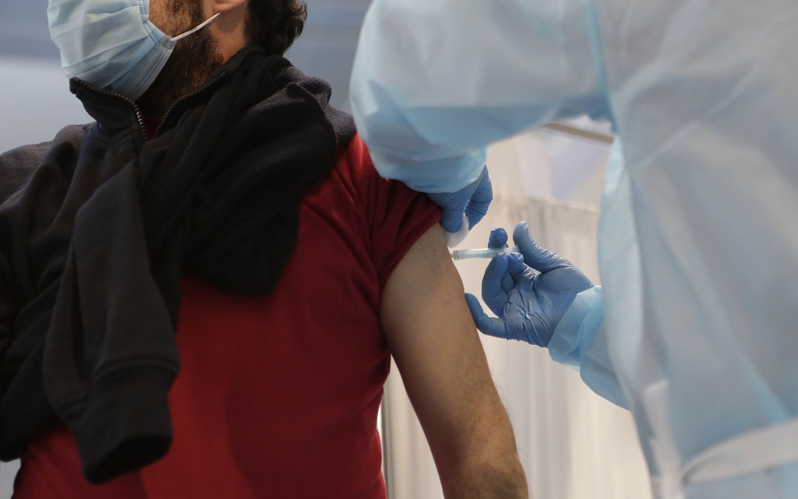 Vacunación de profesores en el pabellón deportivo del SADUS