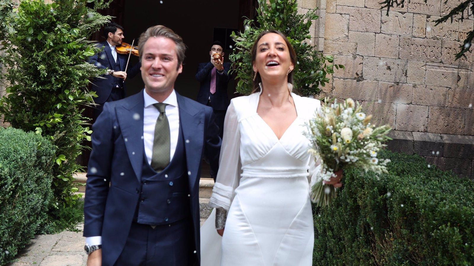 Lucía Pombo y su marido al salir del templo