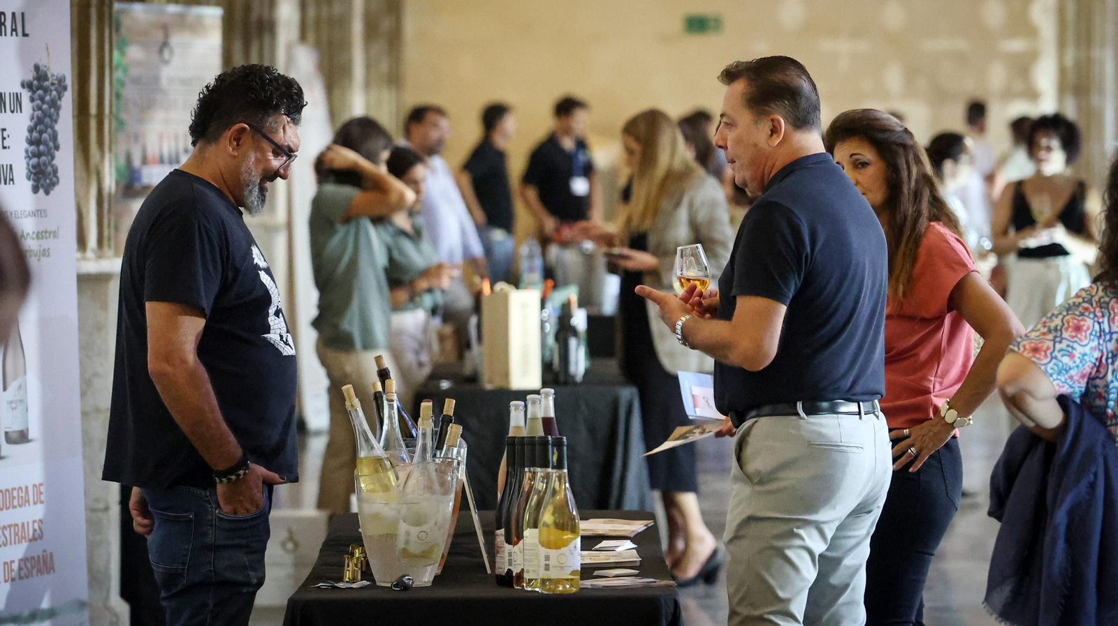 Éxito de 'Entrevinos tintos y blancos' en los Claustros de Jerez
