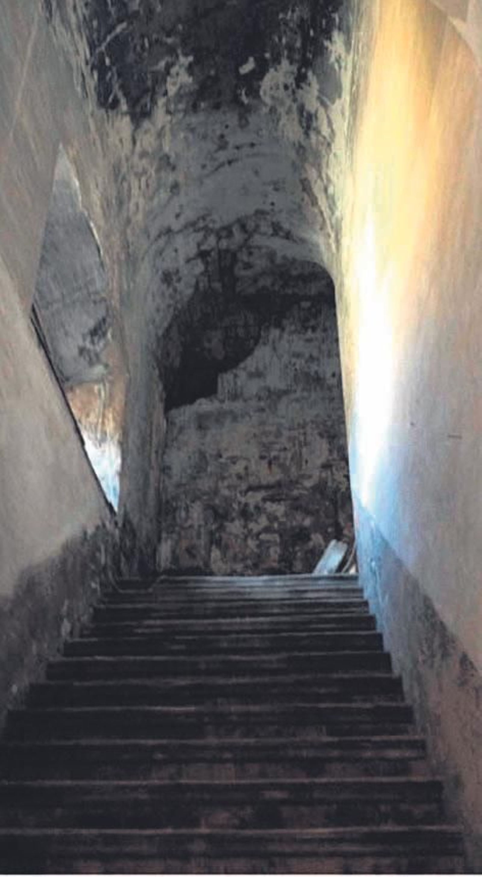 Vista interior de uno de los tramos de la escalera.