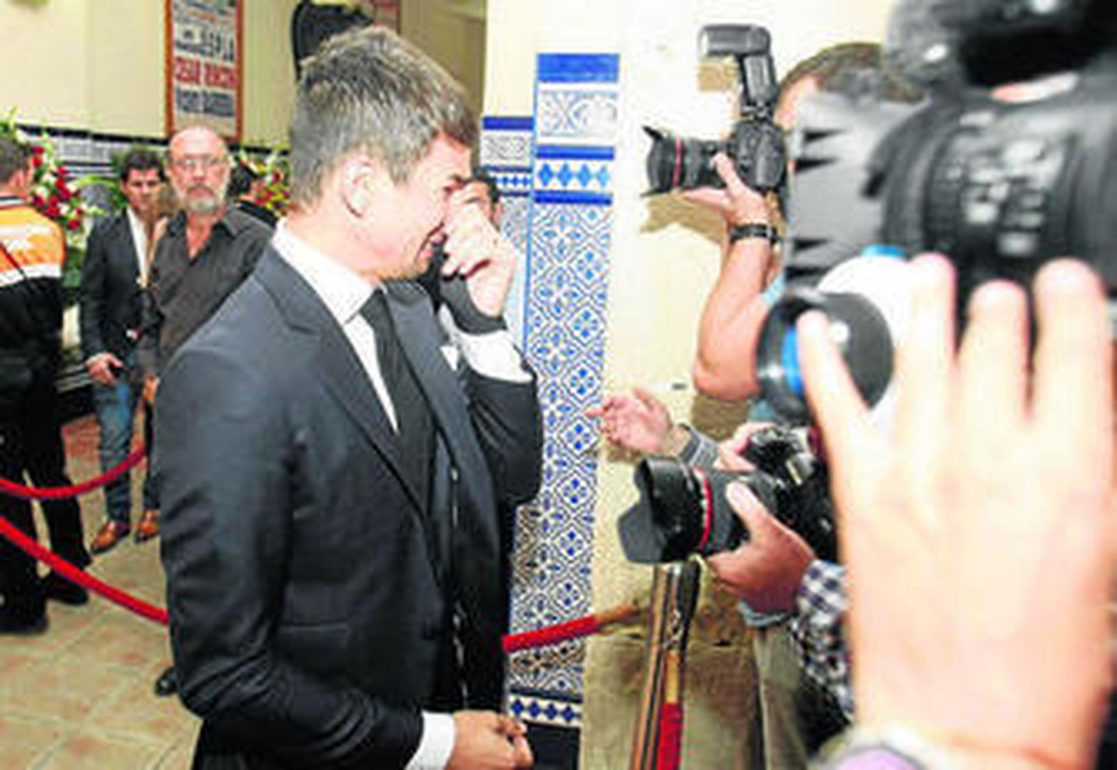 José María Manzanares hijo, que retornó de México, rompió a llorar cuando saludaba a varios periodistas.