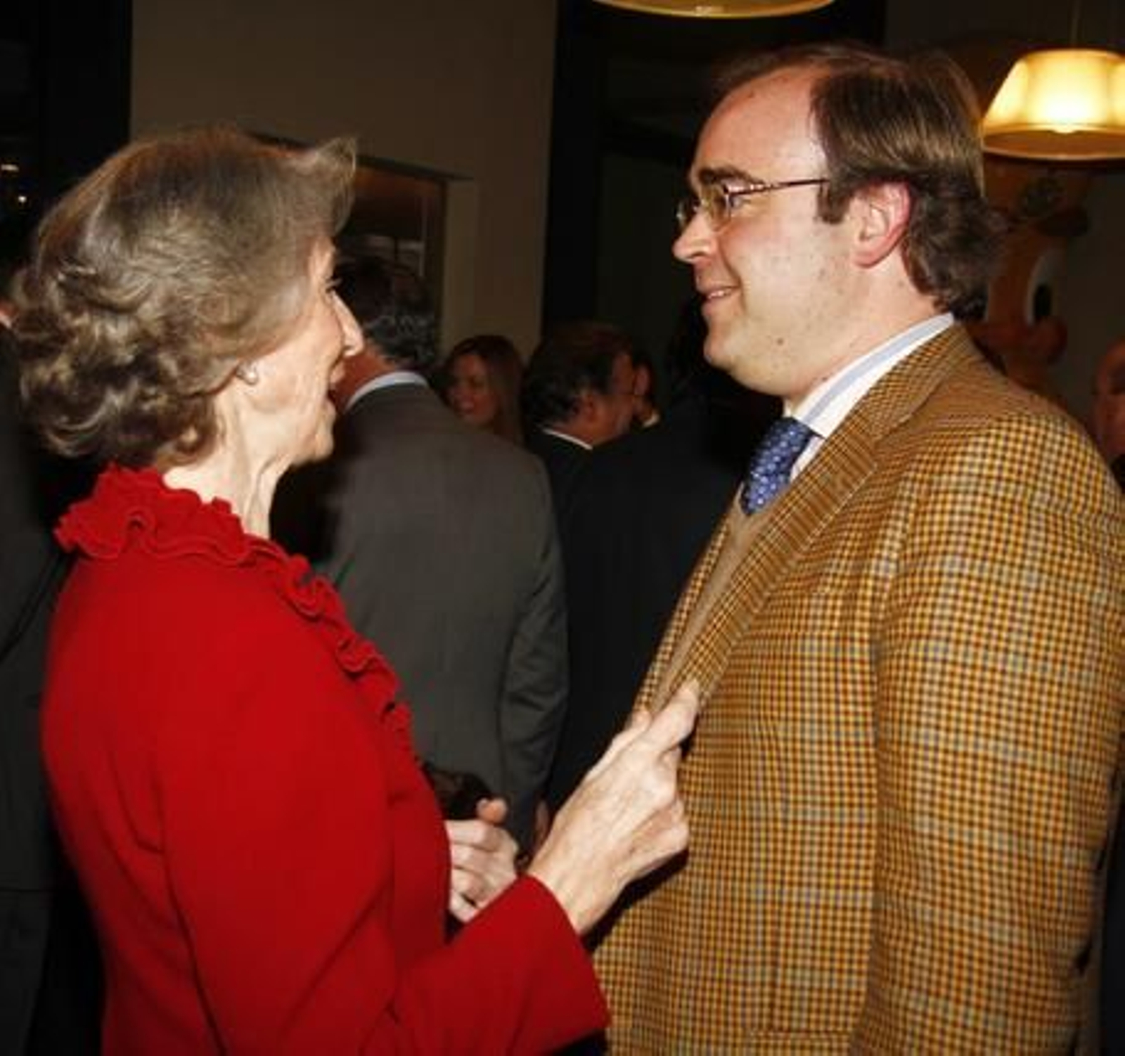 Guadalupe Ternero Pablo-Romero, esposa de Manuel Clavero Arévalo, conversa con Carlos Navarro Antolín.

Foto: J. C. Vázquez y Victoria Hidalgo