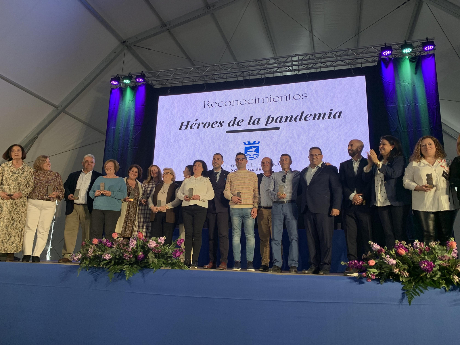 Así ha sido el homenaje de Almuñécar a los colectivos, profesionales y voluntarios en primera línea de la pandemia