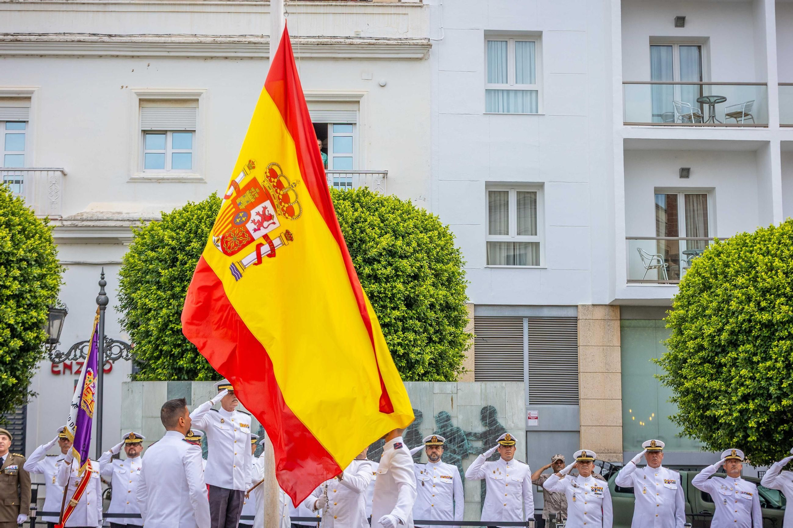 Solemne izado de la bandera en el centro de San Fernando, en imágenes