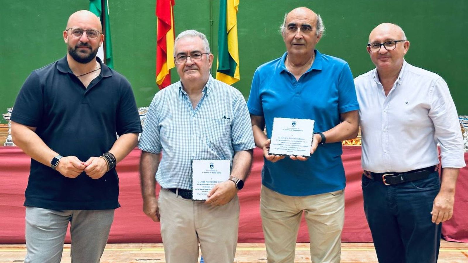 José Hernández y Álvaro Rendón, junto al alcalde y el concejal.