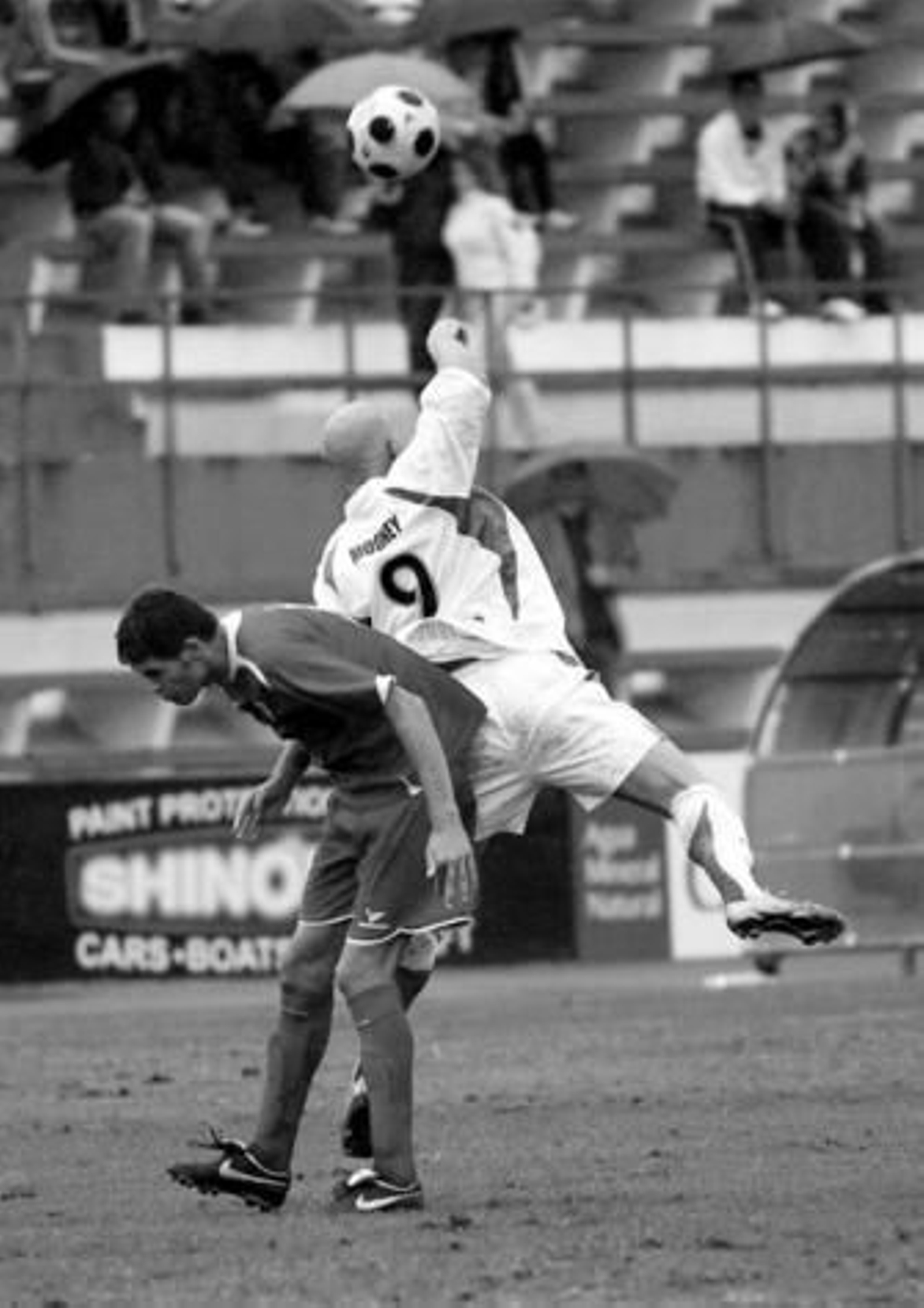 El isleño Porto le hace la 'cama' al atacante costasoleño Tommy Money en el salto por el esférico.