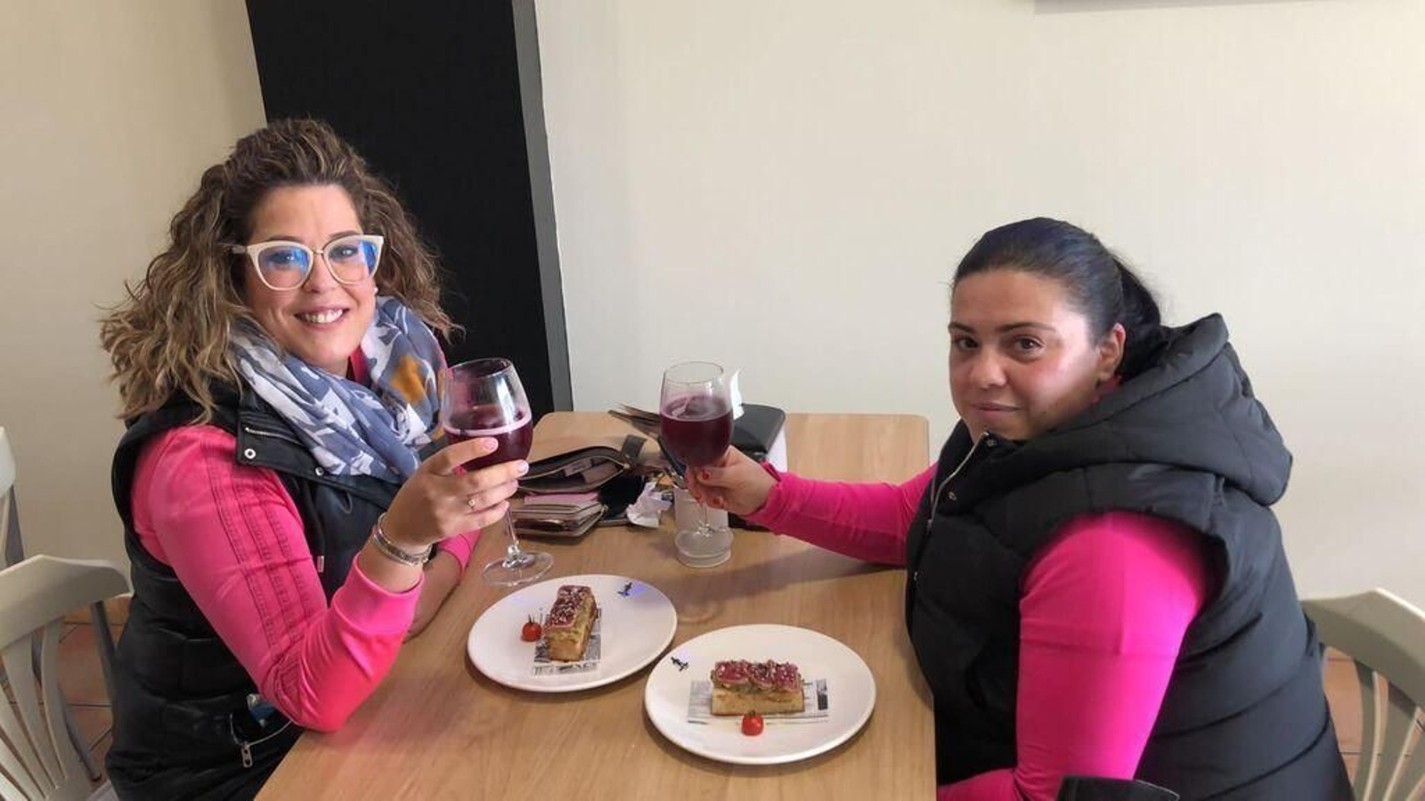 Dos participantes durante la V Ruta de la Tapa de Garrucha del año pasado.