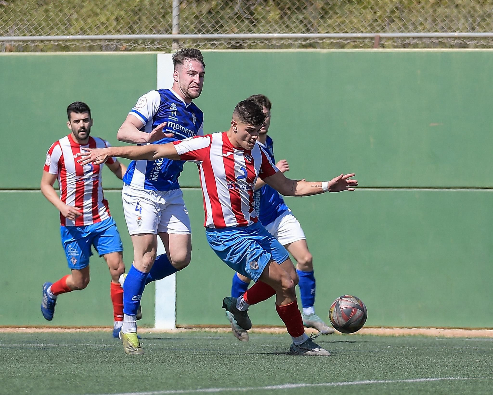 El almeriense Félix se va de un rival durante el último encuentro del Poli Almería en casa.