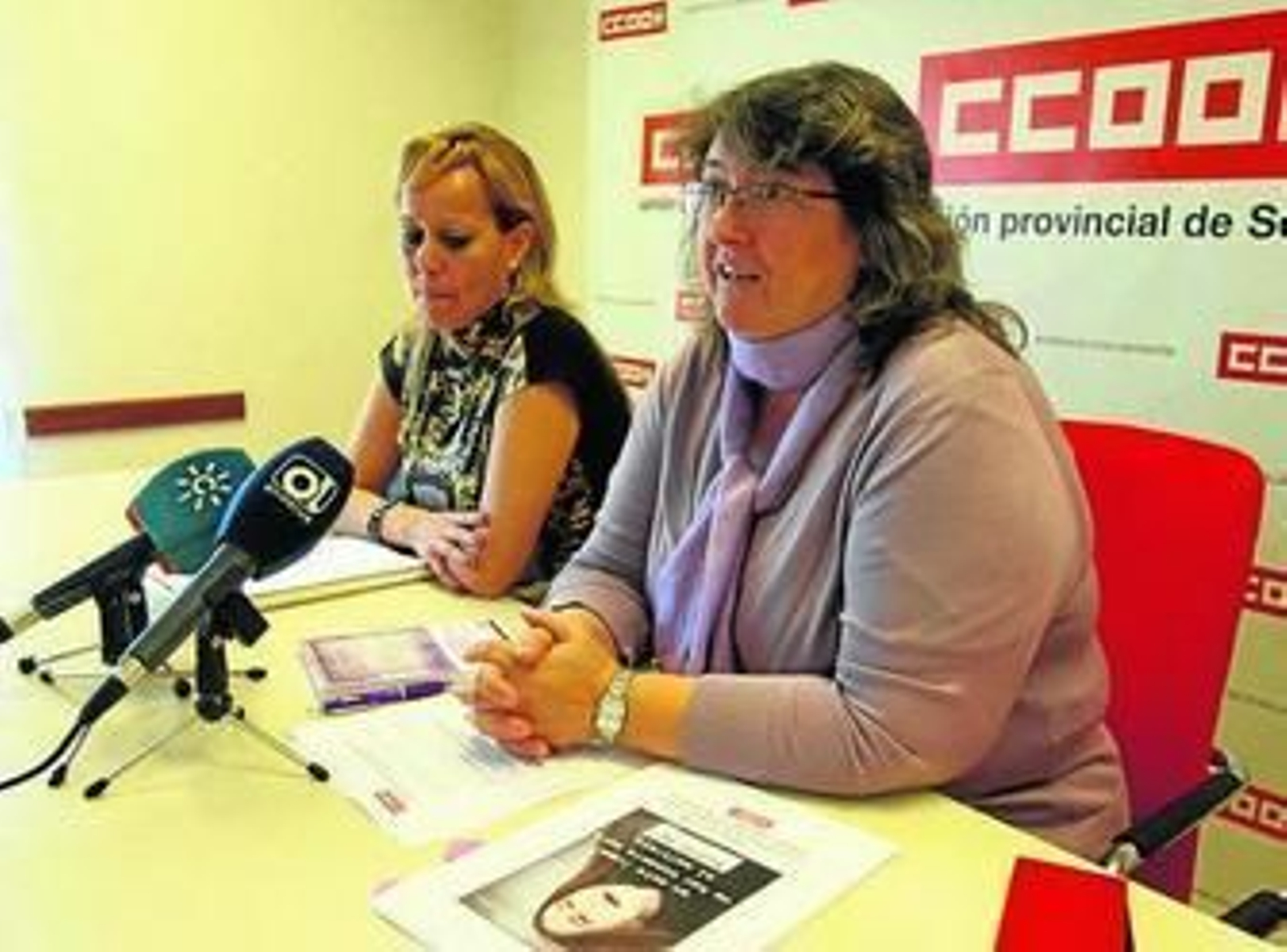 Carolina Casanova, del IAM, y Teresa García, secretaria de CCOO.