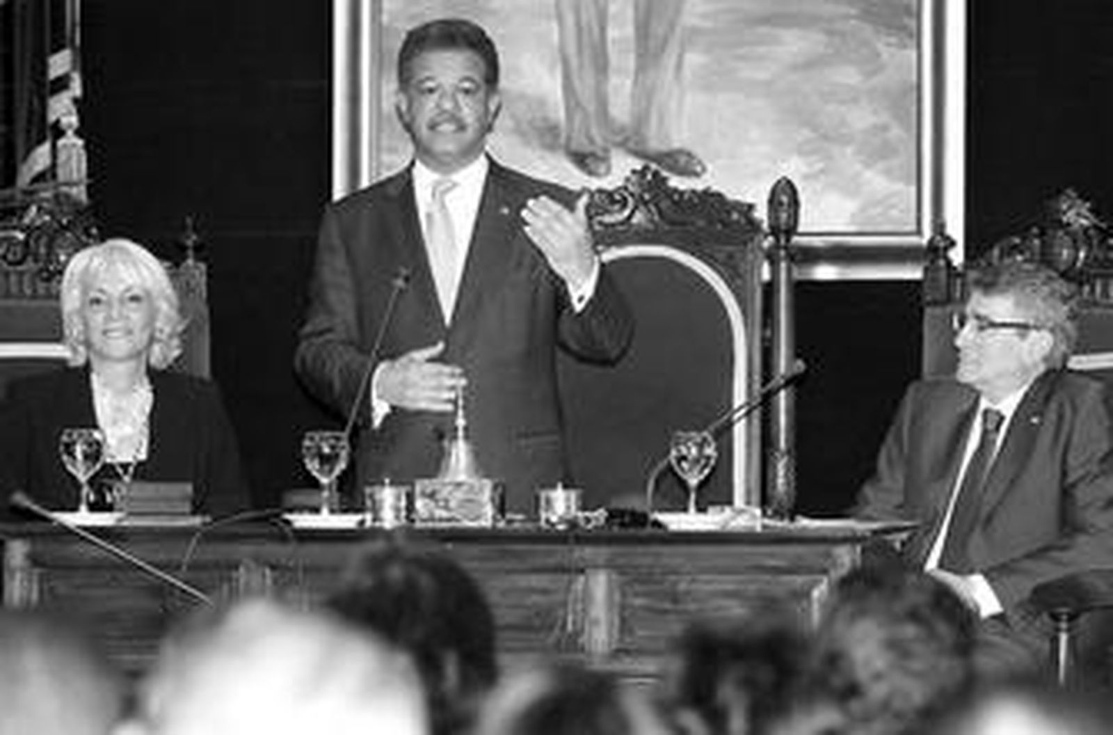 Leonel Fernández da su discurso en presencia de Teófila Martínez y Luis Pizarro.