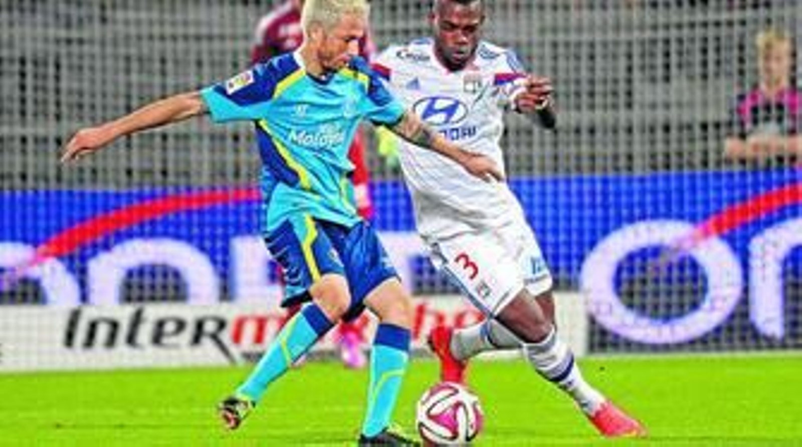 El brasileño Cicinho, uno de los que desplegó un juego más vistoso como extremo derecho, controla el balón ante la presión del camerunés Bedimo.