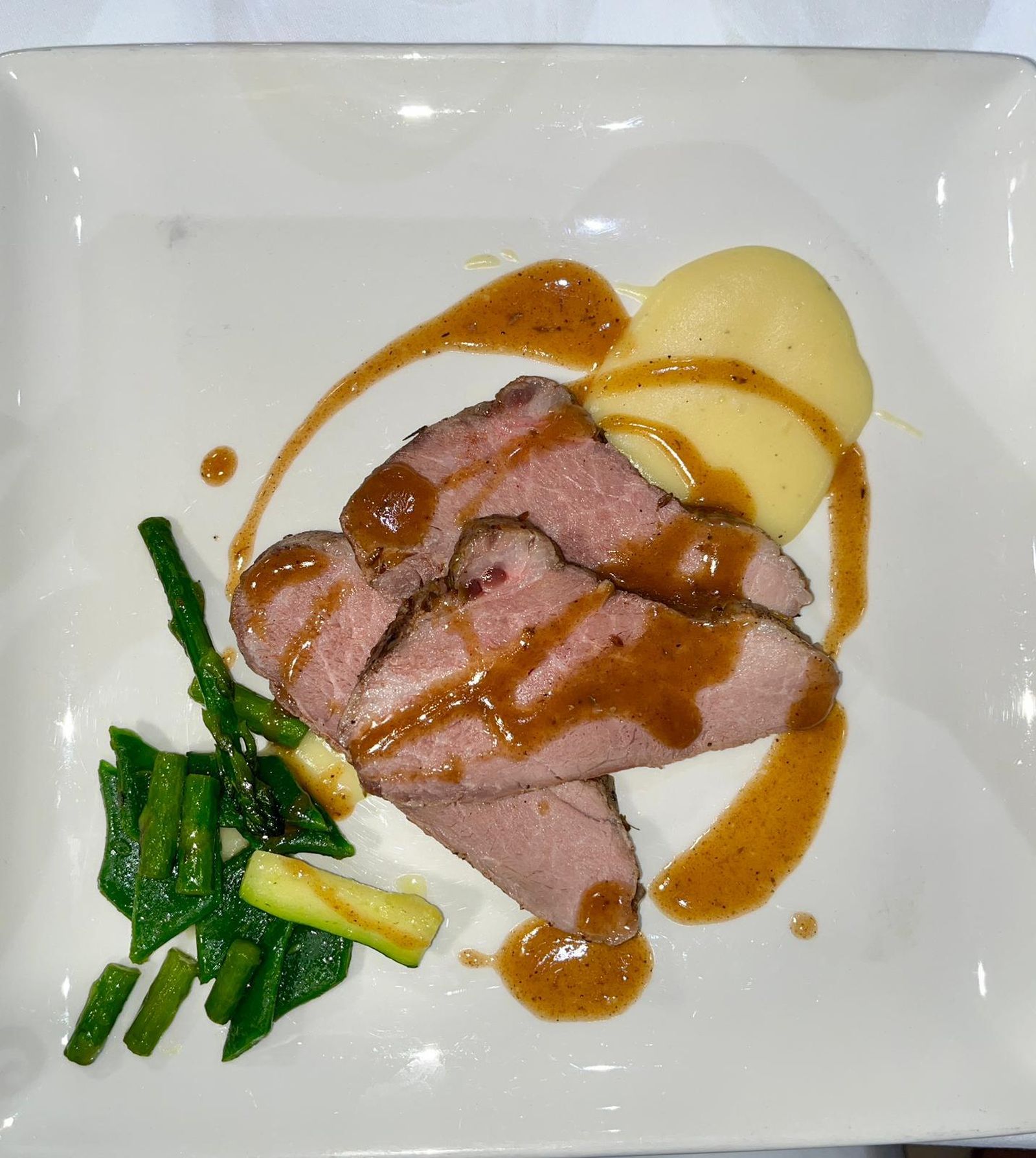 Presa ibérica a baja temperatura con verduras de la huerta.