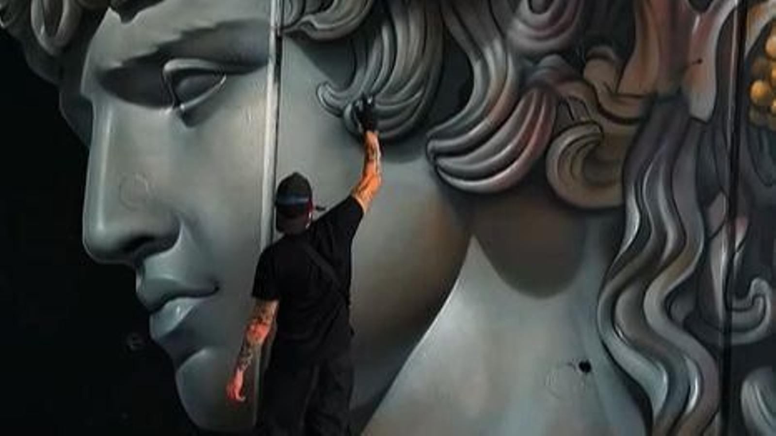 Fran Castro durante la realización del mural