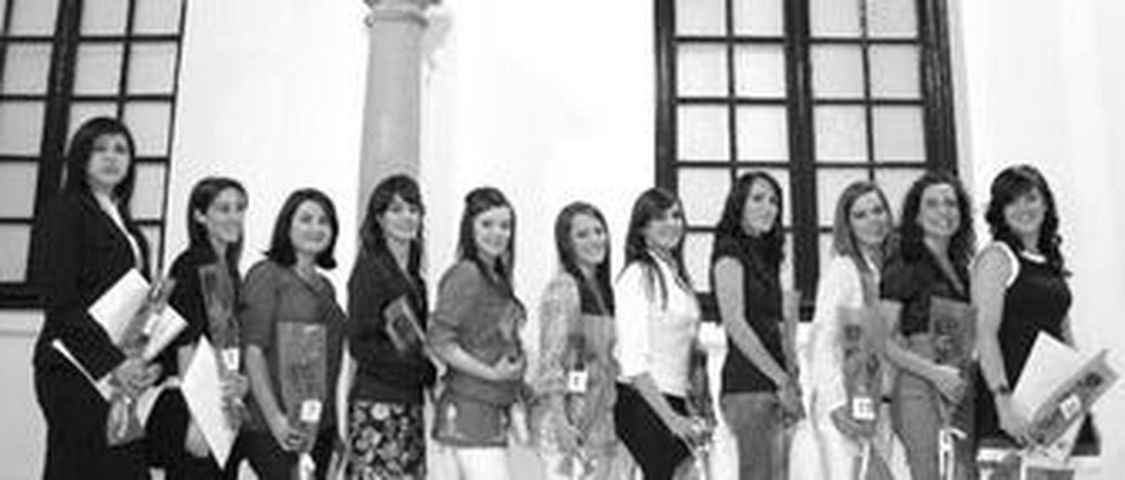 La corte juvenil de la Feria Real de Algeciras 2009 posa en el patio de la Fundación Municipal José Luis Cano con la nueva reina, Tara Aguilar, en el centro de la imagen, ayer.