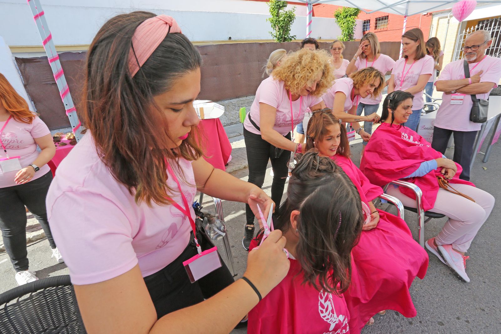 Imágenes del corte de pelo solidario para la lucha contra el cáncer