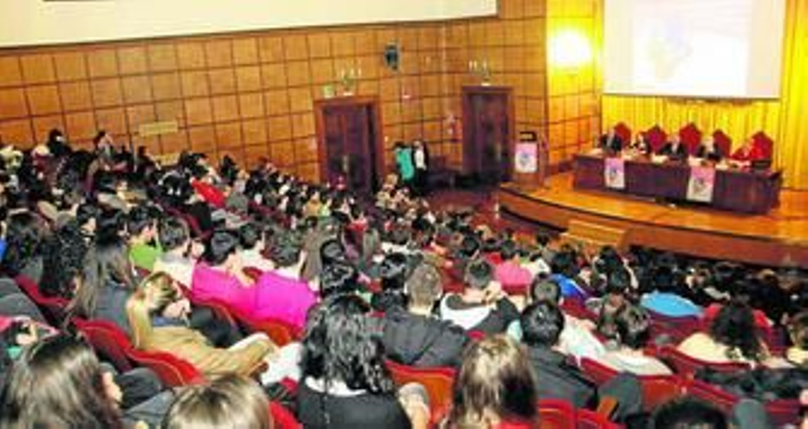Estudiantes de Bachillerato, ayer, en las jornadas de orientación de la UGR en la Facultad de Medicina.