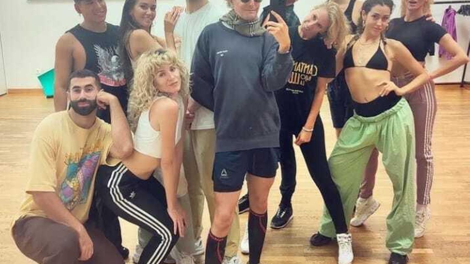 Josie, en el centro, junto al equipo de profesionales de 'Tu cara me suena', muchos de ellos guardan una estrecha relación con Chanel.