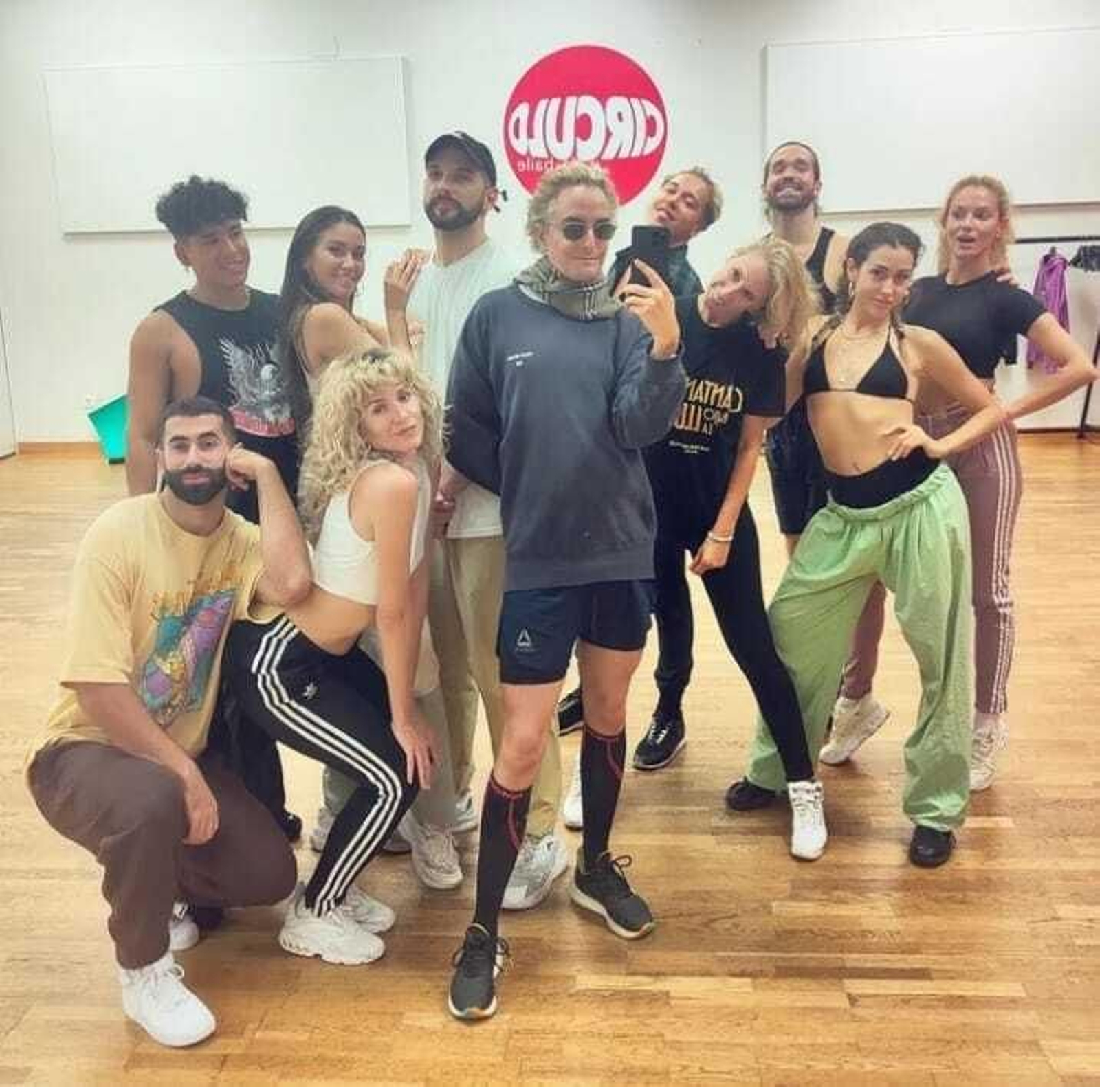 Josie, en el centro, junto al equipo de profesionales de 'Tu cara me suena', muchos de ellos guardan una estrecha relación con Chanel.