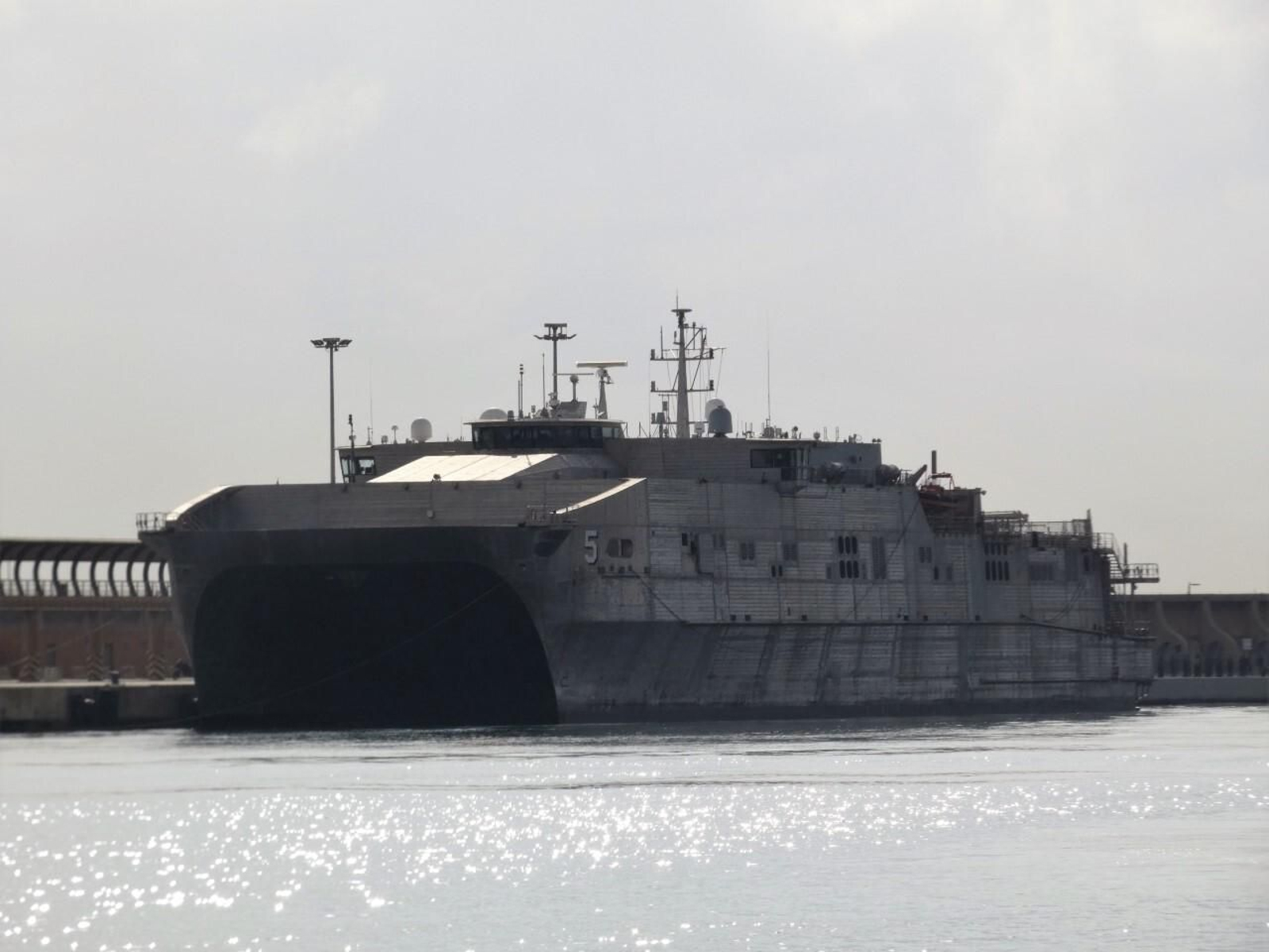 El catamarán norteamericano ‘Trenton’ en escala de descanso en el muelle de levante.