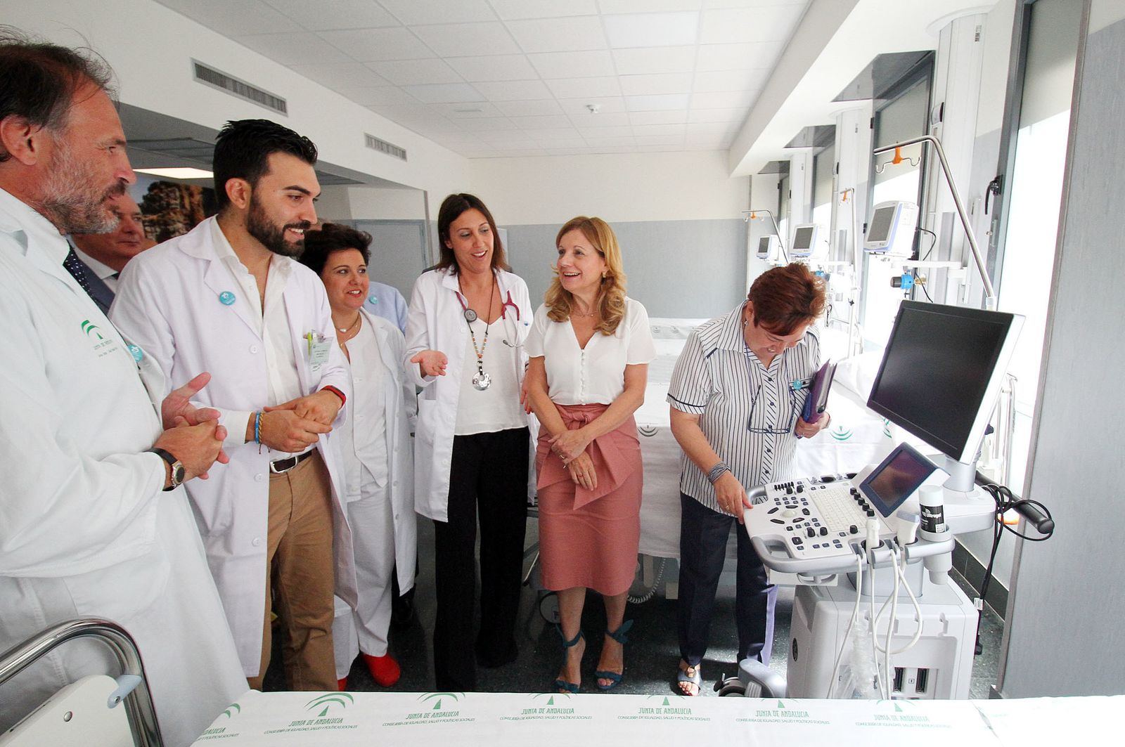 Imágenes de la visita de la consejera de Salud, Marina Álvarez, a la nueva Unidad de Ictus del Hospital Juan Ramón Jiménez