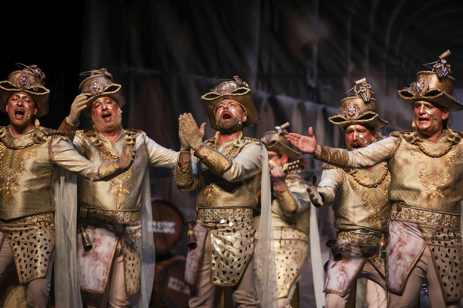 Imágenes de la actuación de la comparsa de Bollullos Par del Condado "La Sacristía" en las semifinales del Carnaval Colombino