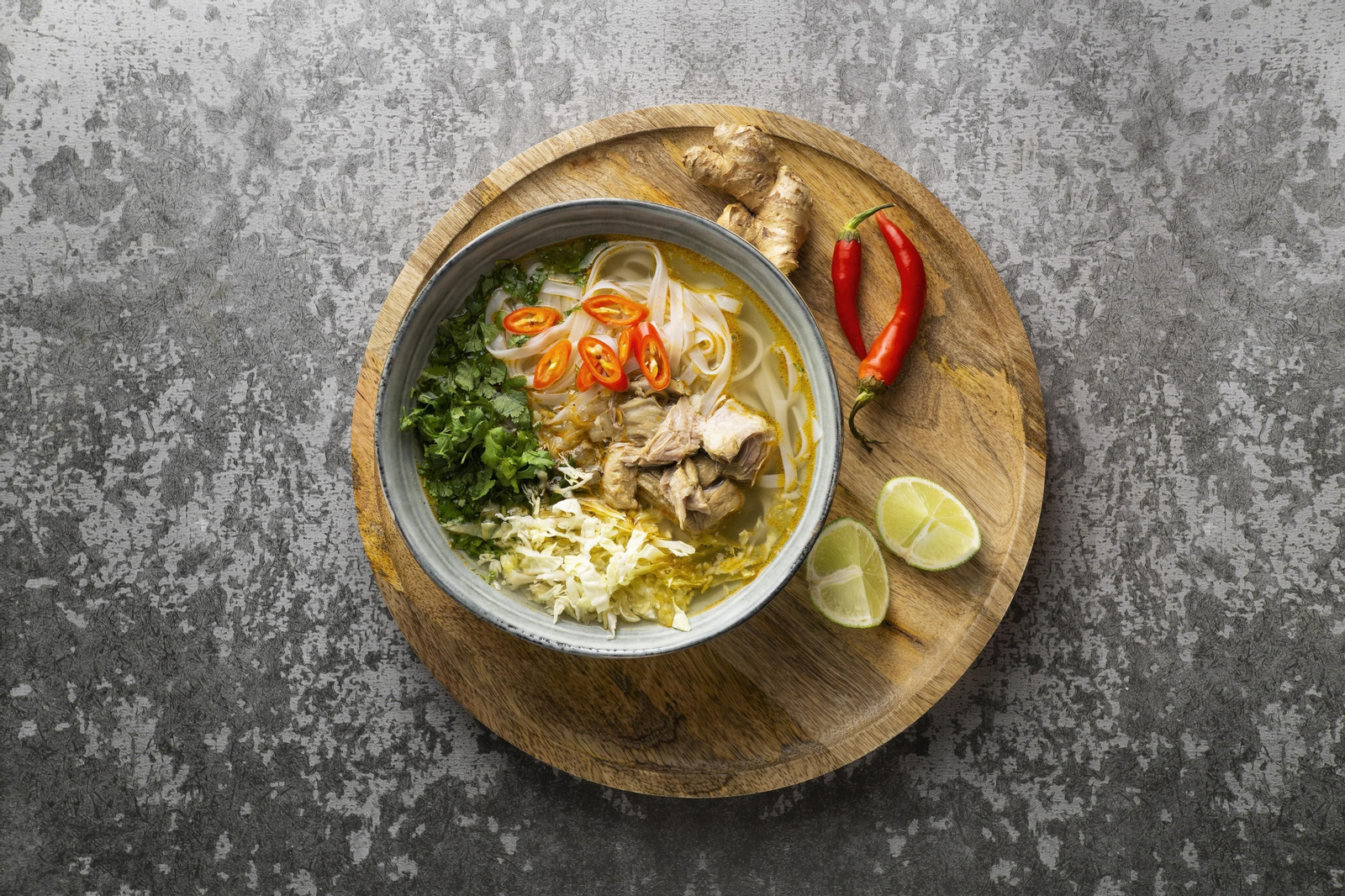 Sumérgete en los sabores de Indonesia: prepara Soto Ayam casero