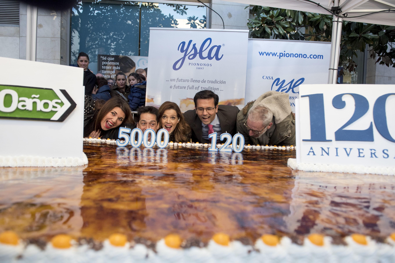 Las imágenes de la tarta de piononos más grande del mundo