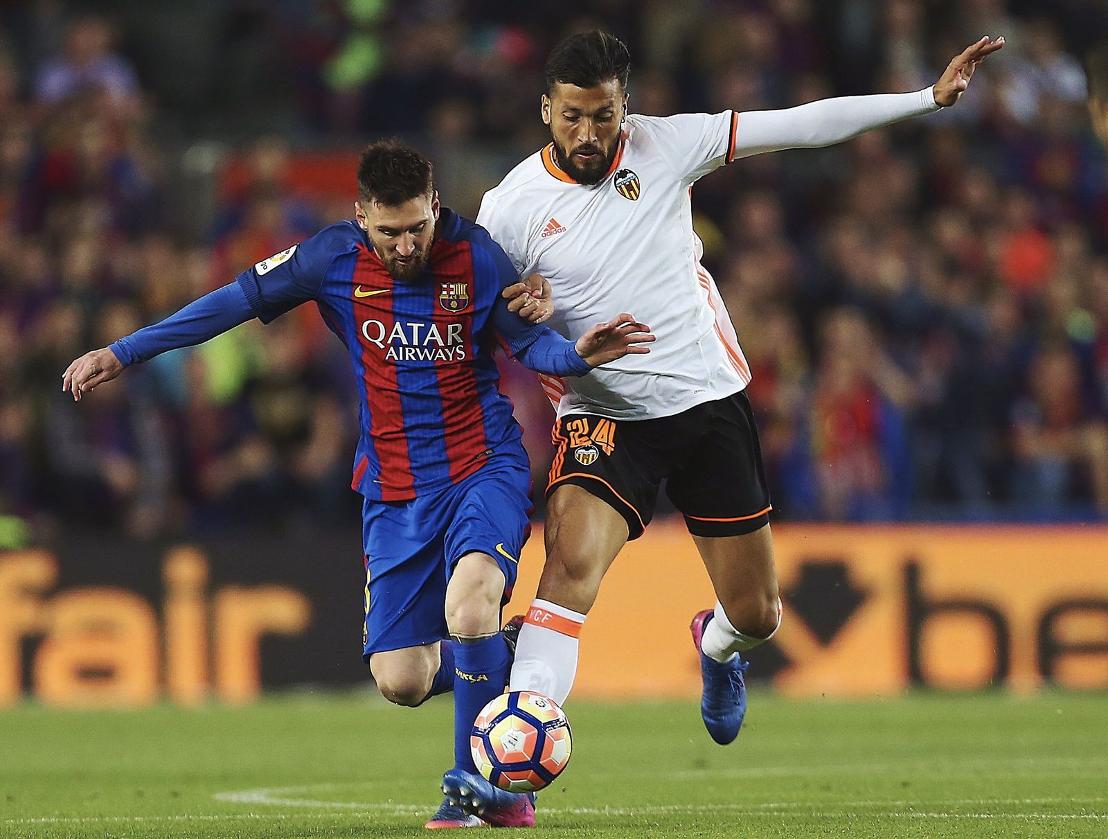Messi y Garay durante un Barcelona-Valencia