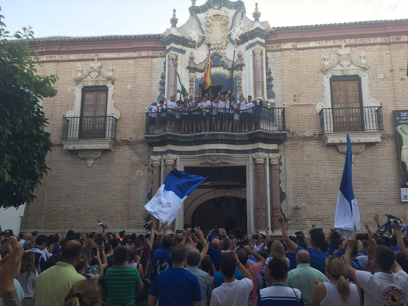 La plantilla del Écija, asomada a uno de los balcones del Palacio de Benamejí, donde esperaban cientos de aficionados.