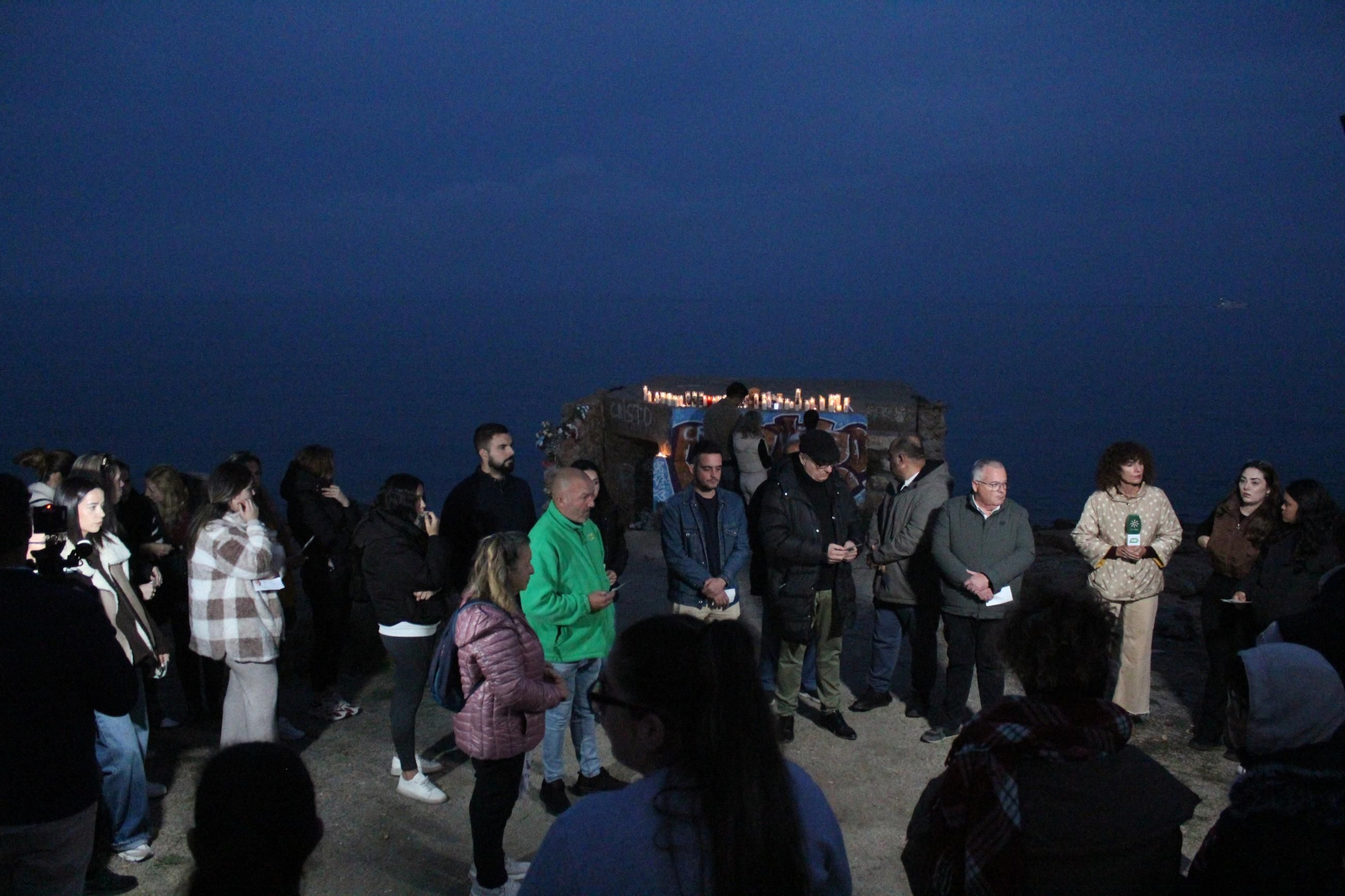 Garrucha rinde homenaje a Lucca con velas y flores en el lugar dnde apareció su cadáver