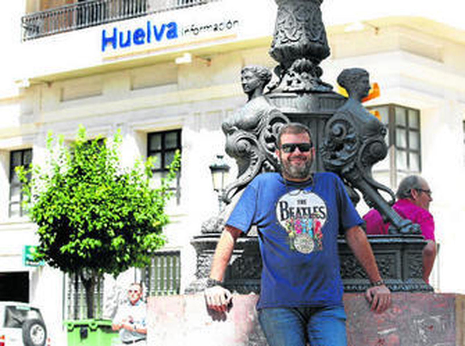 Dos imágenes del artista, que espera con ilusión encontrar un proyecto que le devuelva a su tierra onubense.