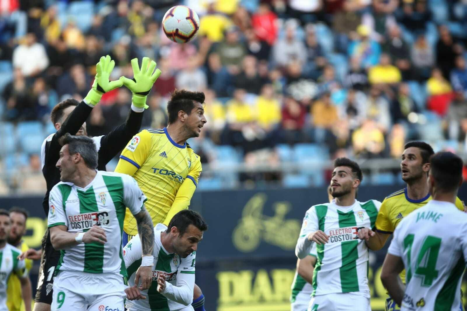 Kecojevic salta en busca del balón que intenta atrapar el portero del Córdoba.