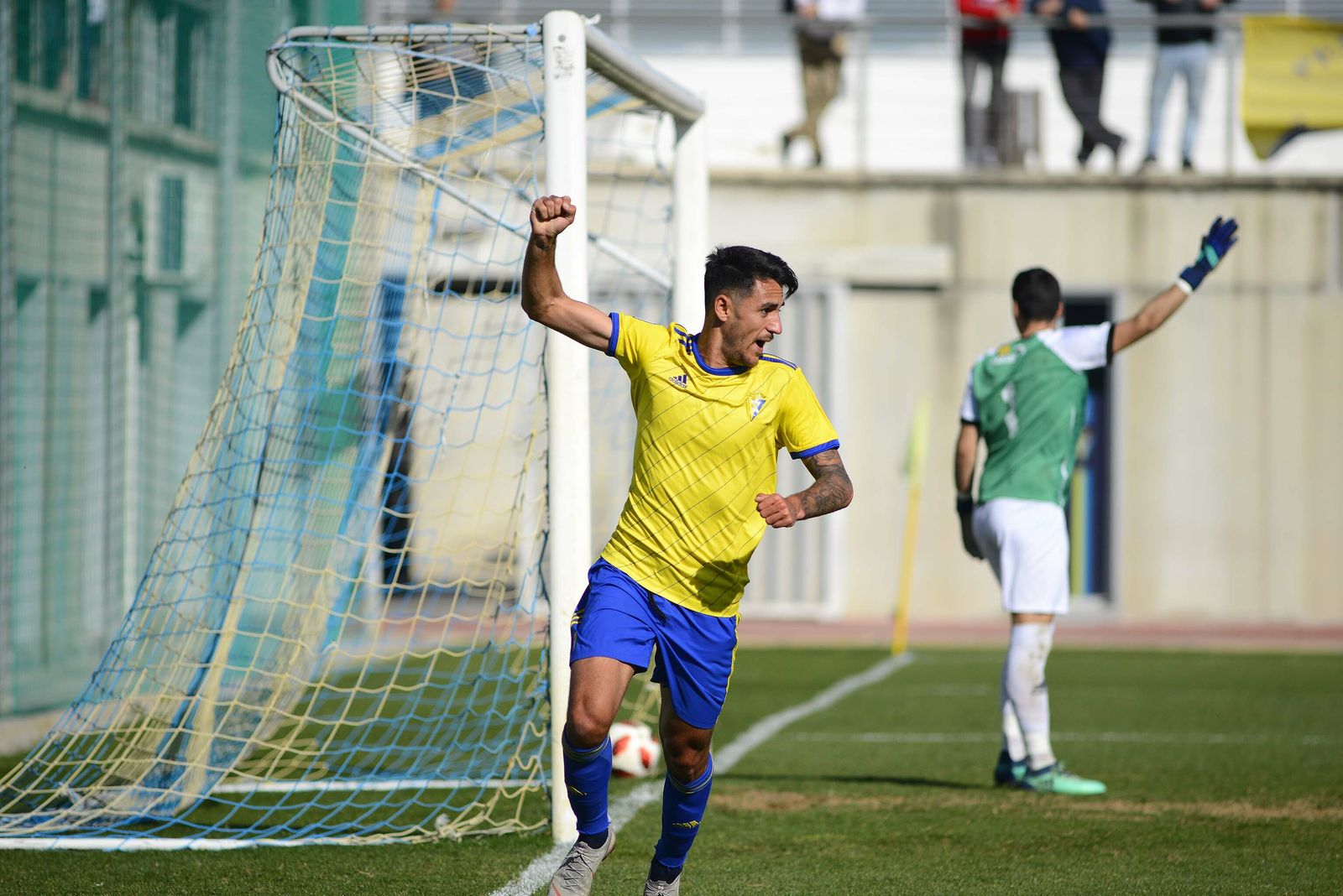 Chapela celebra el 1-0 mientras el portero del Écija reclama fuera de juego.