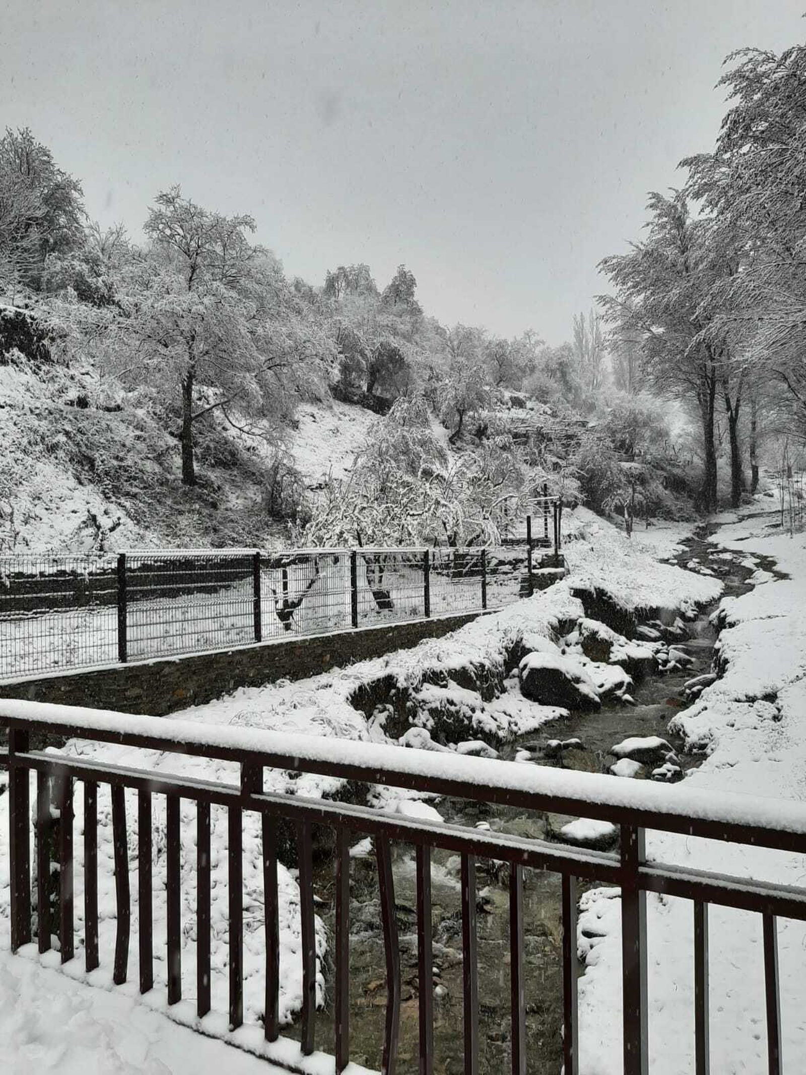 El río de Bacares con gran cantidad de agua y nieve a su alrededor