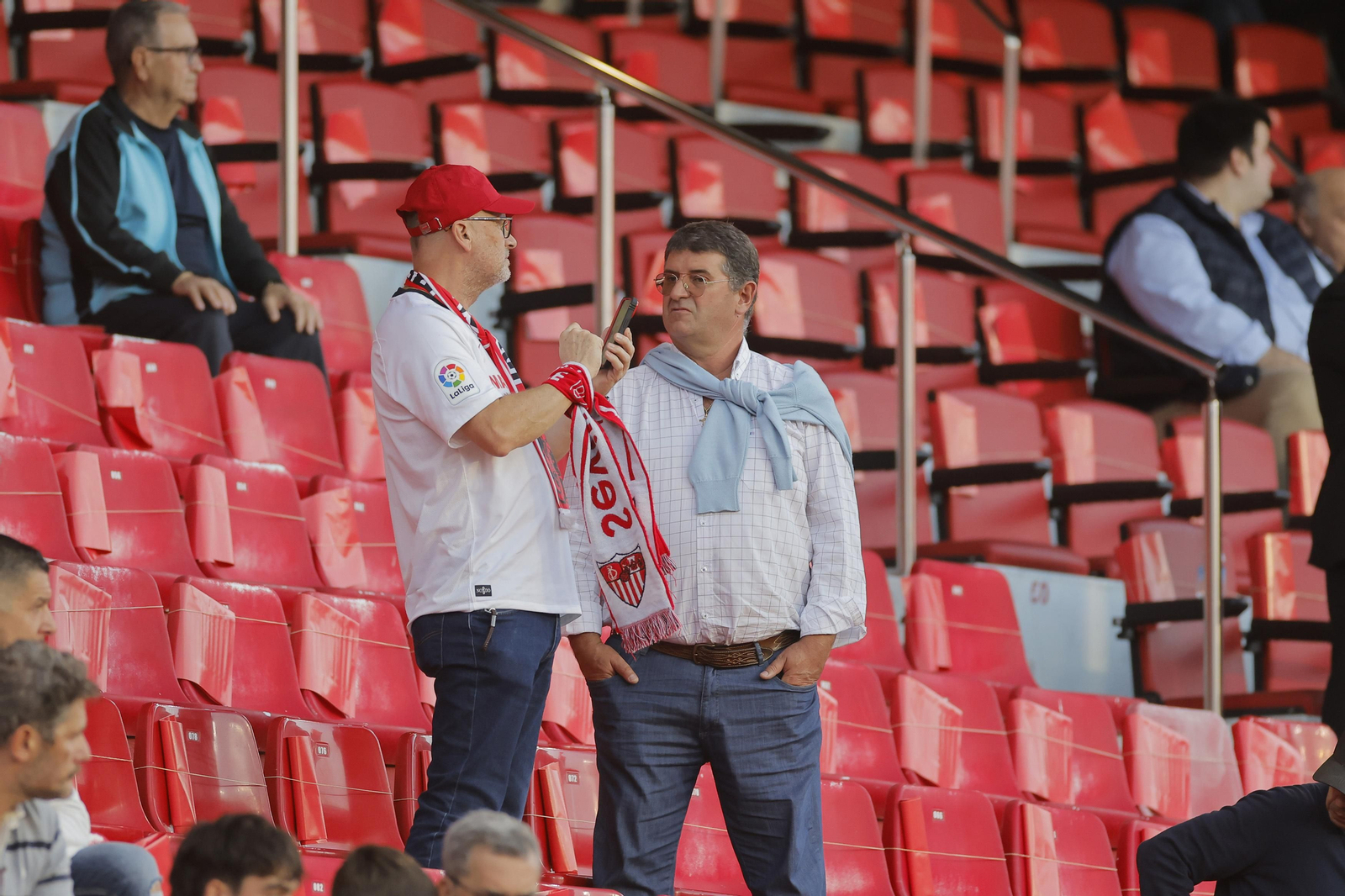 Búscate en las fotos del Sevilla-Betis
