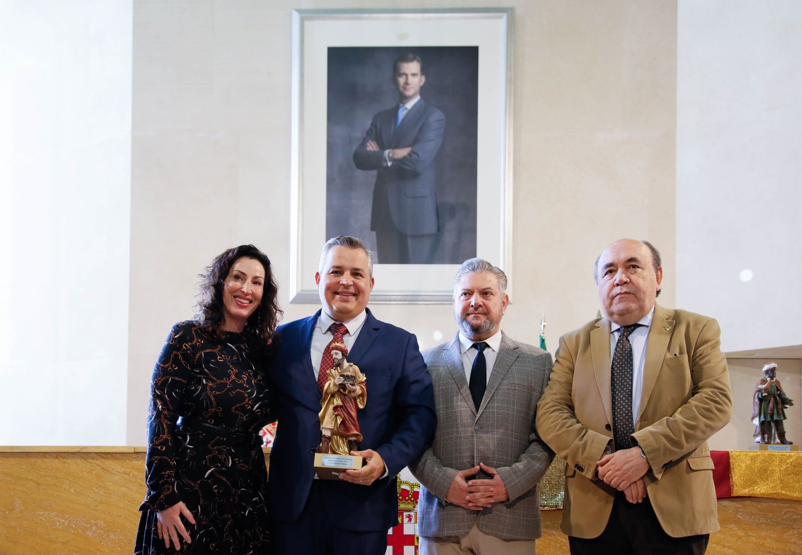 Imágenes de la entrega de las coronas a los emisarios de sus Majestades los Reyes Magos de Oriente